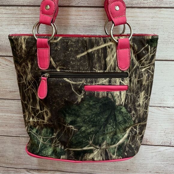 NEW WITH TAGS P‎ & G COLLECTION CAMO AND HOT PINK EMBELLISHED CROSS BAG - Picture 8 of 11